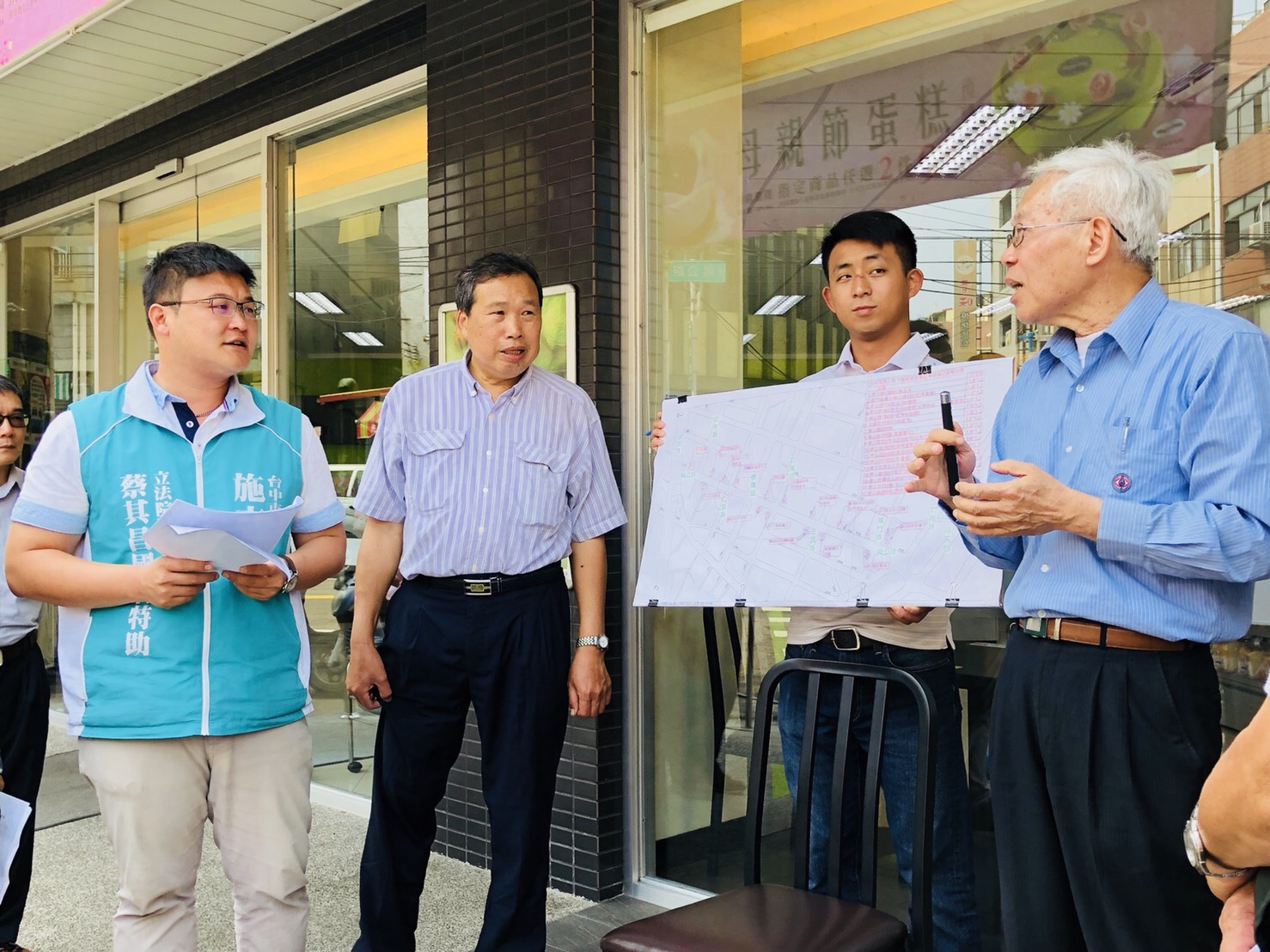 蔡其昌特助施志昌與相關人員到現場會勘。 圖 : 蔡其昌服務處/提供 蔡其昌特助施志昌與相關人員到現場會勘。 圖 : 蔡其昌服務處/提供