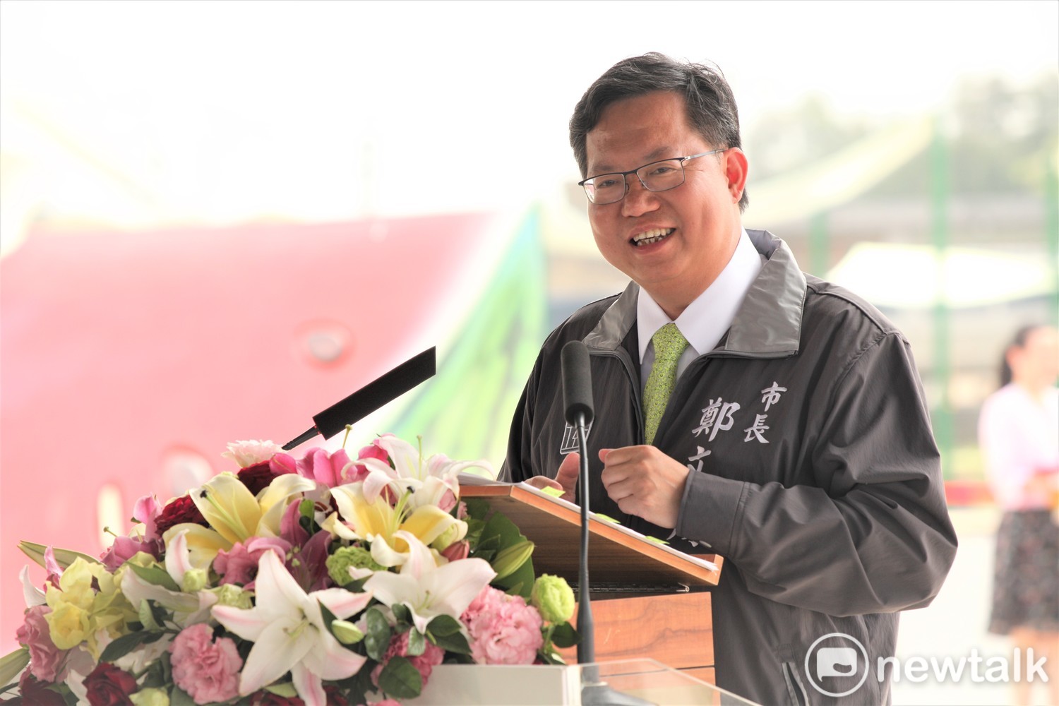 桃園市長鄭文燦介紹這次農博,以循環經濟、科技農業、地景藝術及綠色生活為4大特色,打造六大主題區、25個展館,邀請大家一起來桃園農博體驗智慧科技農業。 圖:林昀真/攝 桃園市長鄭文燦介紹這次農博,以循環經濟、科技農業、地景藝術及綠色生活為4大特色,打造六大主題區、25個展館,邀請大家一起來桃園農博體驗智慧科技農業。 圖:林昀真/攝