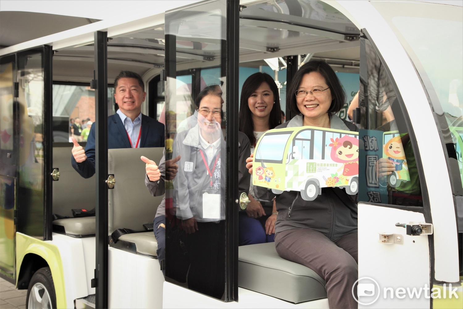 桃園農博推出由首輛由國人製造的無人駕駛電動車,開放民眾免費試乘。 圖:林昀真/攝 桃園農博推出由首輛由國人製造的無人駕駛電動車,開放民眾免費試乘。 圖:林昀真/攝