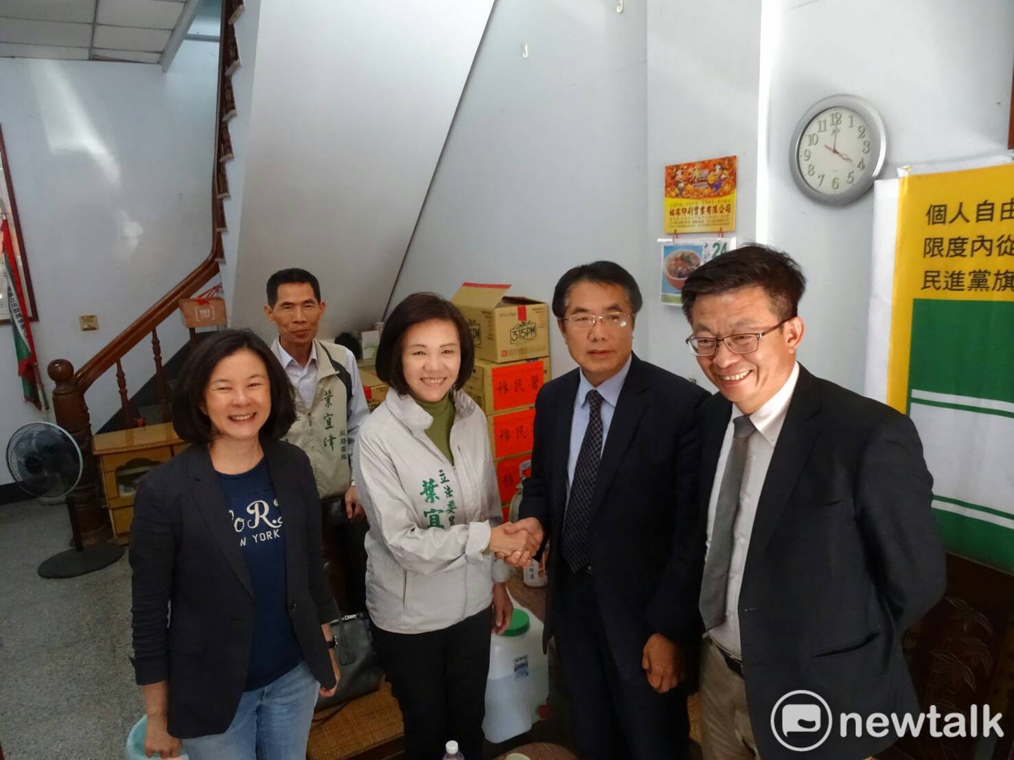 民進黨台南市長參選人黃偉哲(右2)先後拜會葉宜津(右3)、顏純左,葉、顏二人皆表明會全力支持。 民進黨台南市長參選人黃偉哲(右2)先後拜會葉宜津(右3)、顏純左,葉、顏二人皆表明會全力支持。