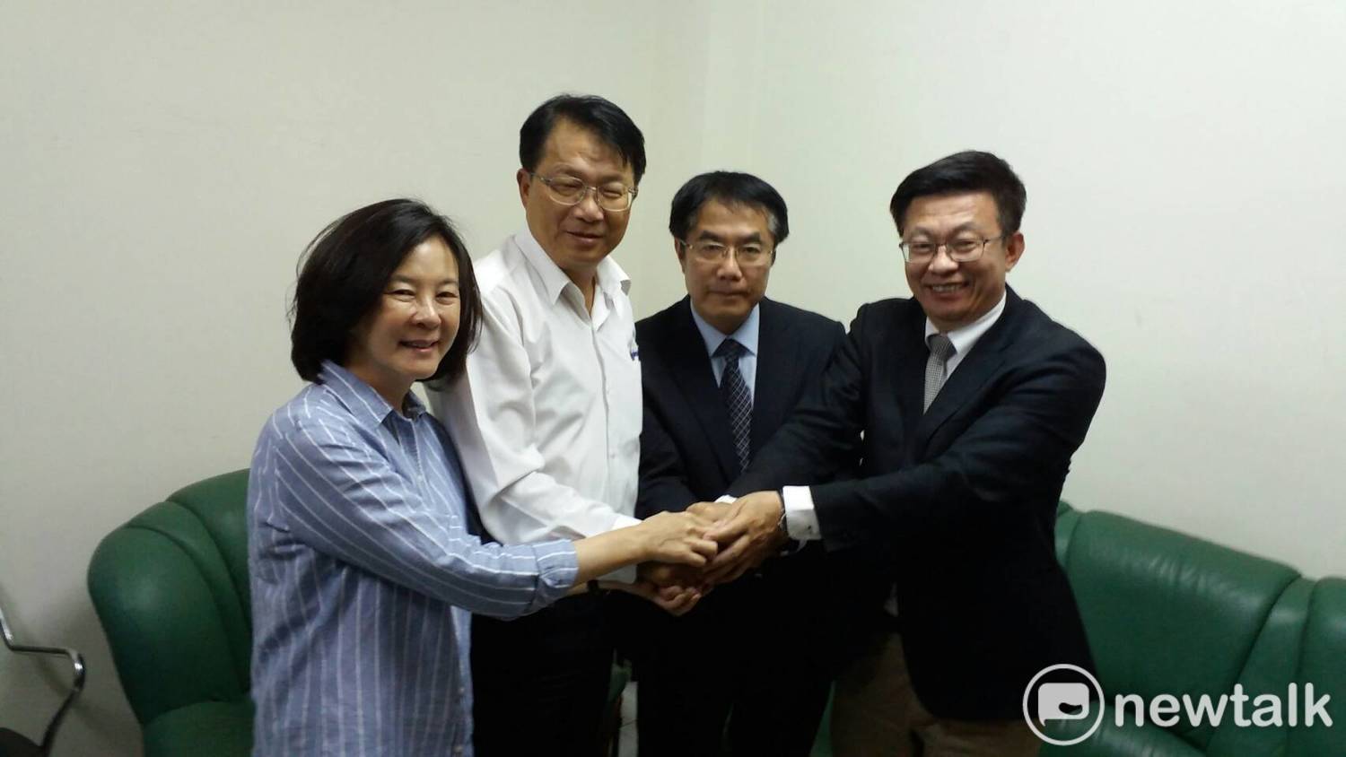 民進黨台南市長參選人黃偉哲(右2)先後拜會葉宜津(右3)、顏純左,葉、顏二人皆表明會全力支持。 民進黨台南市長參選人黃偉哲(右2)先後拜會葉宜津(右3)、顏純左,葉、顏二人皆表明會全力支持。