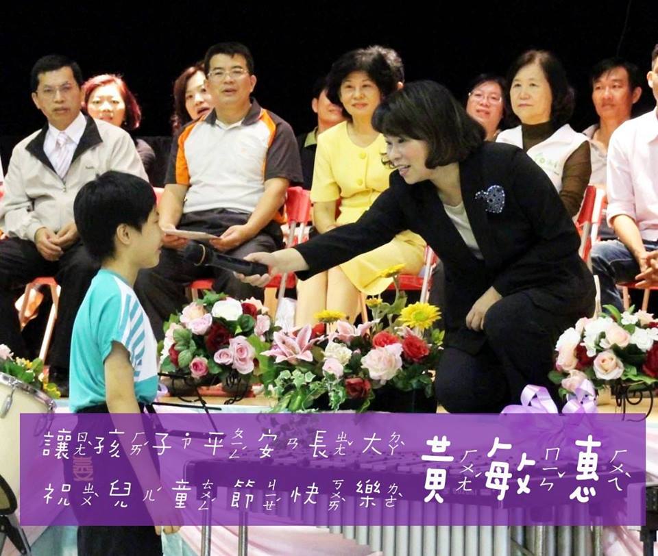 黃敏惠跑攤拜票時,熱力四射。 黃敏惠跑攤拜票時,熱力四射。
