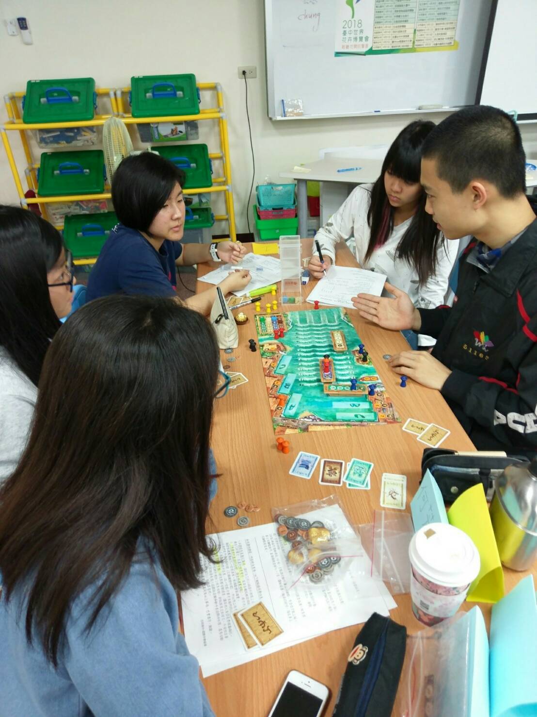 忠明高中舉辦「遊戲中學經濟」。 圖:台中市教育局/提供 忠明高中舉辦「遊戲中學經濟」。 圖:台中市教育局/提供