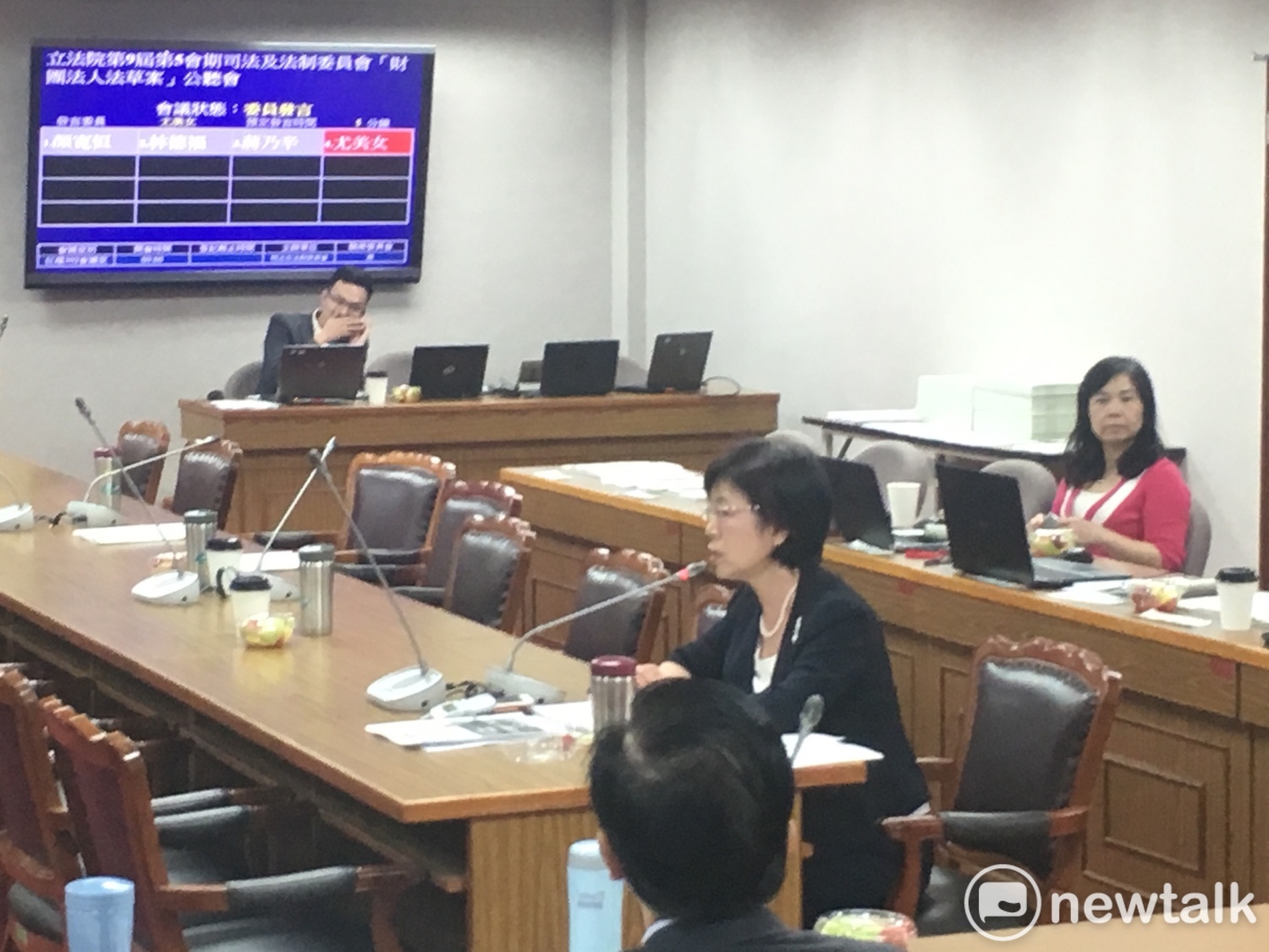 針對各方疑慮,尤美女隨後回應,立法討論應建立在正確資訊上,財團法人法最重要的目標是透過國家補足資金後變成公設法人,讓財務受到高密度監督,而非把人民財產收歸國有。 圖:黃韋銓/攝 針對各方疑慮,尤美女隨後回應,立法討論應建立在正確資訊上,財團法人法最重要的目標是透過國家補足資金後變成公設法人,讓財務受到高密度監督,而非把人民財產收歸國有。 圖:黃韋銓/攝