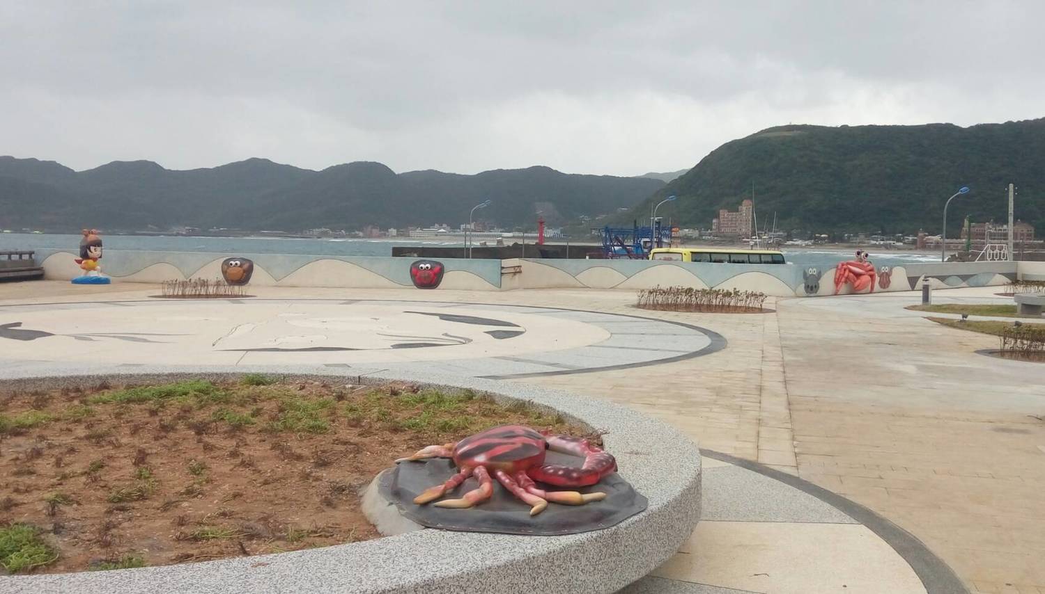 北海岸的萬里蟹主題公園可以跟可愛公仔合照打卡,適合與小朋友一同在這遊憩欣賞海岸風光。 北海岸的萬里蟹主題公園可以跟可愛公仔合照打卡,適合與小朋友一同在這遊憩欣賞海岸風光。