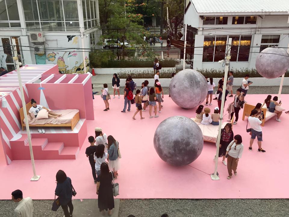 展覽有粉紅背景大床、小盒子中隱藏粉紅籃球場、臥室照、男友親餵義式餐廳、繽紛女孩健身房等拍照場景,讓勤美美術館直接升級成網美打卡集散地! 圖:勤美術館FB粉絲專頁提供 展覽有粉紅背景大床、小盒子中隱藏粉紅籃球場、臥室照、男友親餵義式餐廳、繽紛女孩健身房等拍照場景,讓勤美美術館直接升級成網美打卡集散地! 圖:勤美術館FB粉絲專頁提供