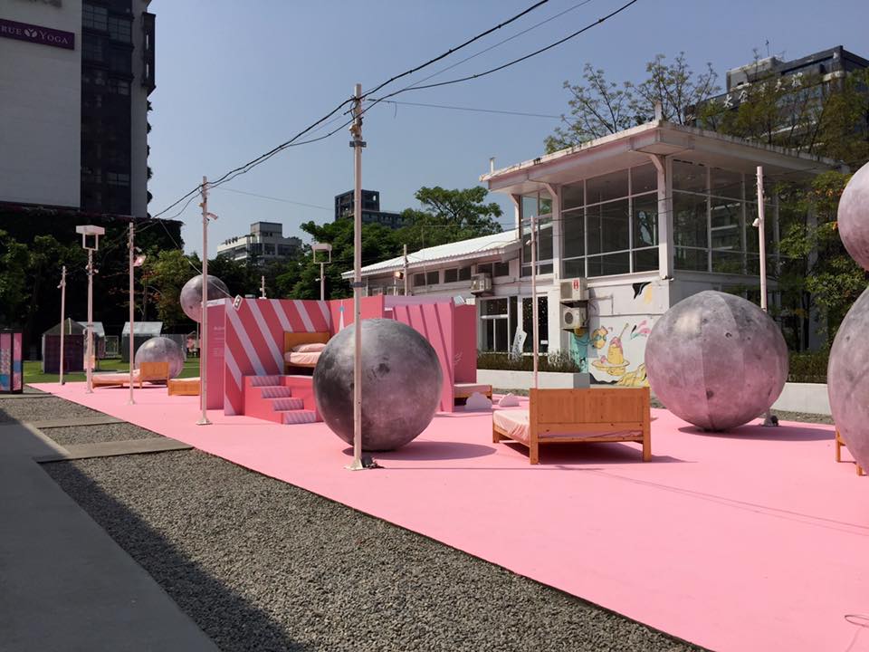 展覽講述著一種美好生活的社會現象,一段當代美學的重新演繹,讓許多女孩們在展場中穿梭進行創作,在這粉色的世界中開心的笑著,充滿春天氛圍。 圖:勤美術館FB粉絲專頁提供 展覽講述著一種美好生活的社會現象,一段當代美學的重新演繹,讓許多女孩們在展場中穿梭進行創作,在這粉色的世界中開心的笑著,充滿春天氛圍。 圖:勤美術館FB粉絲專頁提供