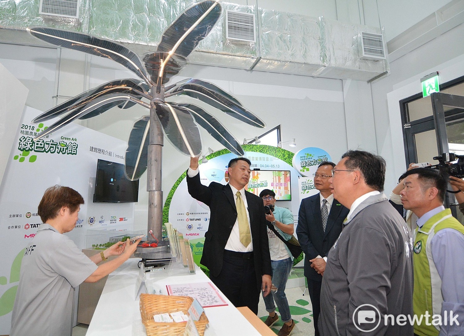 桃園市長鄭文燦參訪桃園農業博覽會綠色方舟館的綠能科技園區。 圖:陳奕/攝 桃園市長鄭文燦參訪桃園農業博覽會綠色方舟館的綠能科技園區。 圖:陳奕/攝