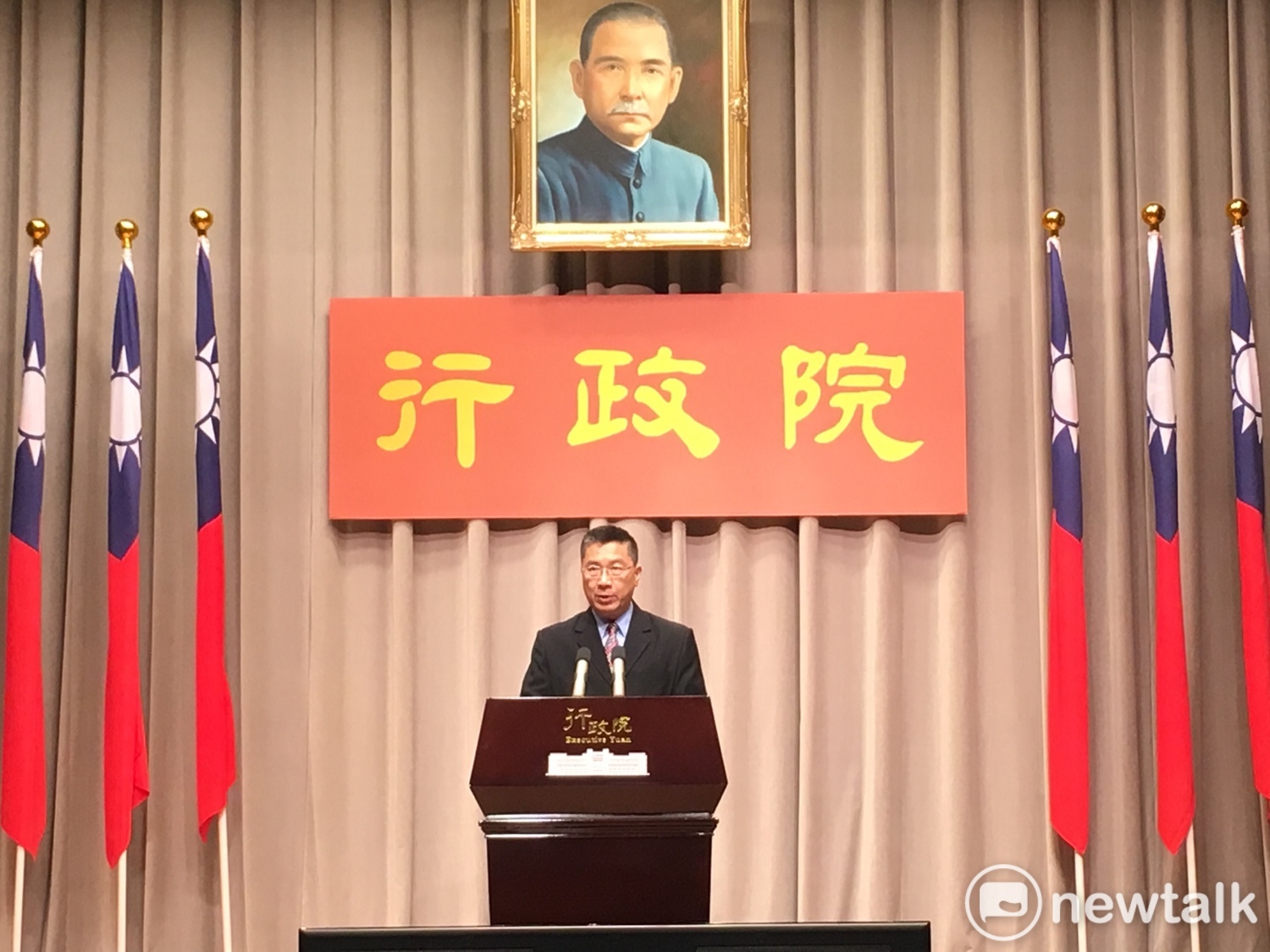 政務委員兼發言人徐國勇今(16)日下午6點臨時召開記者會,宣布新任教育部長由中研院院士、前東華大學校長吳茂昆接任。 政務委員兼發言人徐國勇今(16)日下午6點臨時召開記者會,宣布新任教育部長由中研院院士、前東華大學校長吳茂昆接任。