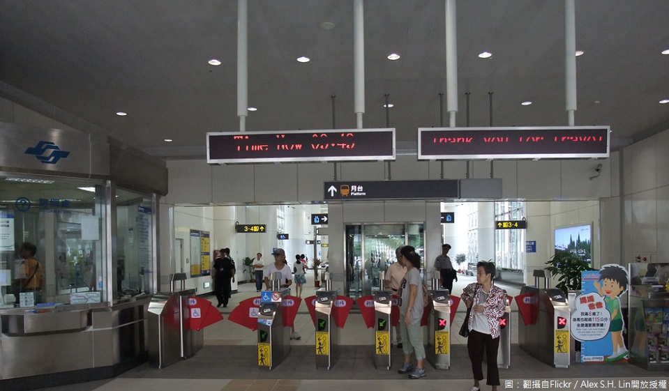 雙北合推「公共運輸定期月票」吃到飽,售價1280元,已經正式上路第二天,但今(17)尖峰時段仍看到有人手持定期票在捷運站票閘口停滯不前,北市交通局表示,購買月票後,第一次使用僅限先刷捷運、雙北公車。 雙北合推「公共運輸定期月票」吃到飽,售價1280元,已經正式上路第二天,但今(17)尖峰時段仍看到有人手持定期票在捷運站票閘口停滯不前,北市交通局表示,購買月票後,第一次使用僅限先刷捷運、雙北公車。