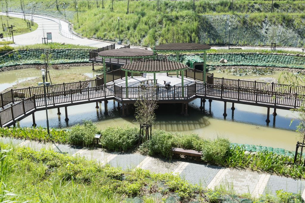 坪林森林公園是台灣一座森林公園區,在台中市太平區,內包含有環湖步道、親水木棧道、兒童遊憩區等公共設施,園區保留了695棵原生樹林,隨著四季變化,並搭配滯洪池裡一片綠意,風景相當優美。 圖:台中市觀光旅遊網提供 坪林森林公園是台灣一座森林公園區,在台中市太平區,內包含有環湖步道、親水木棧道、兒童遊憩區等公共設施,園區保留了695棵原生樹林,隨著四季變化,並搭配滯洪池裡一片綠意,風景相當優美。 圖:台中市觀光旅遊網提供