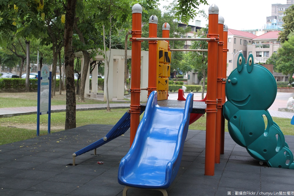 台中的北屯兒童公園面積有5公頃,戶外兒童遊樂設施,像溜滑梯、盪秋千、搖搖馬等,室內有兒童館、人工湖、少棒場、網球場等設施,是一座動靜皆宜的親子公園。 圖:翻攝自Flickr/chunyu Lin開放權限 台中的北屯兒童公園面積有5公頃,戶外兒童遊樂設施,像溜滑梯、盪秋千、搖搖馬等,室內有兒童館、人工湖、少棒場、網球場等設施,是一座動靜皆宜的親子公園。 圖:翻攝自Flickr/chunyu Lin開放權限