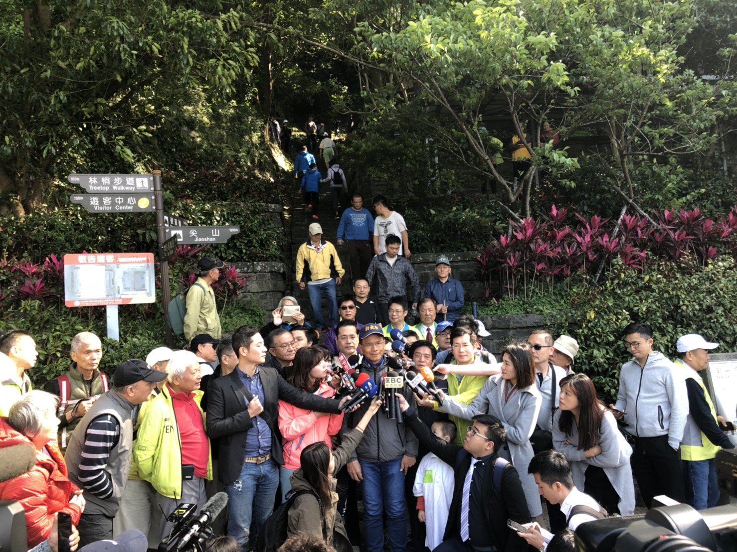 黨內英系立委羅致政與江永昌、正國會立委高志鵬與吳琪銘,以及三重、蘆洲立委林淑芬,上午也按原定計畫邀請游錫堃一起登觀音山。游錫堃上午一到現場,支持者群湧而上,鼓掌加油聲浪不斷。 圖:游錫堃辦公室提供 黨內英系立委羅致政與江永昌、正國會立委高志鵬與吳琪銘,以及三重、蘆洲立委林淑芬,上午也按原定計畫邀請游錫堃一起登觀音山。游錫堃上午一到現場,支持者群湧而上,鼓掌加油聲浪不斷。 圖:游錫堃辦公室提供