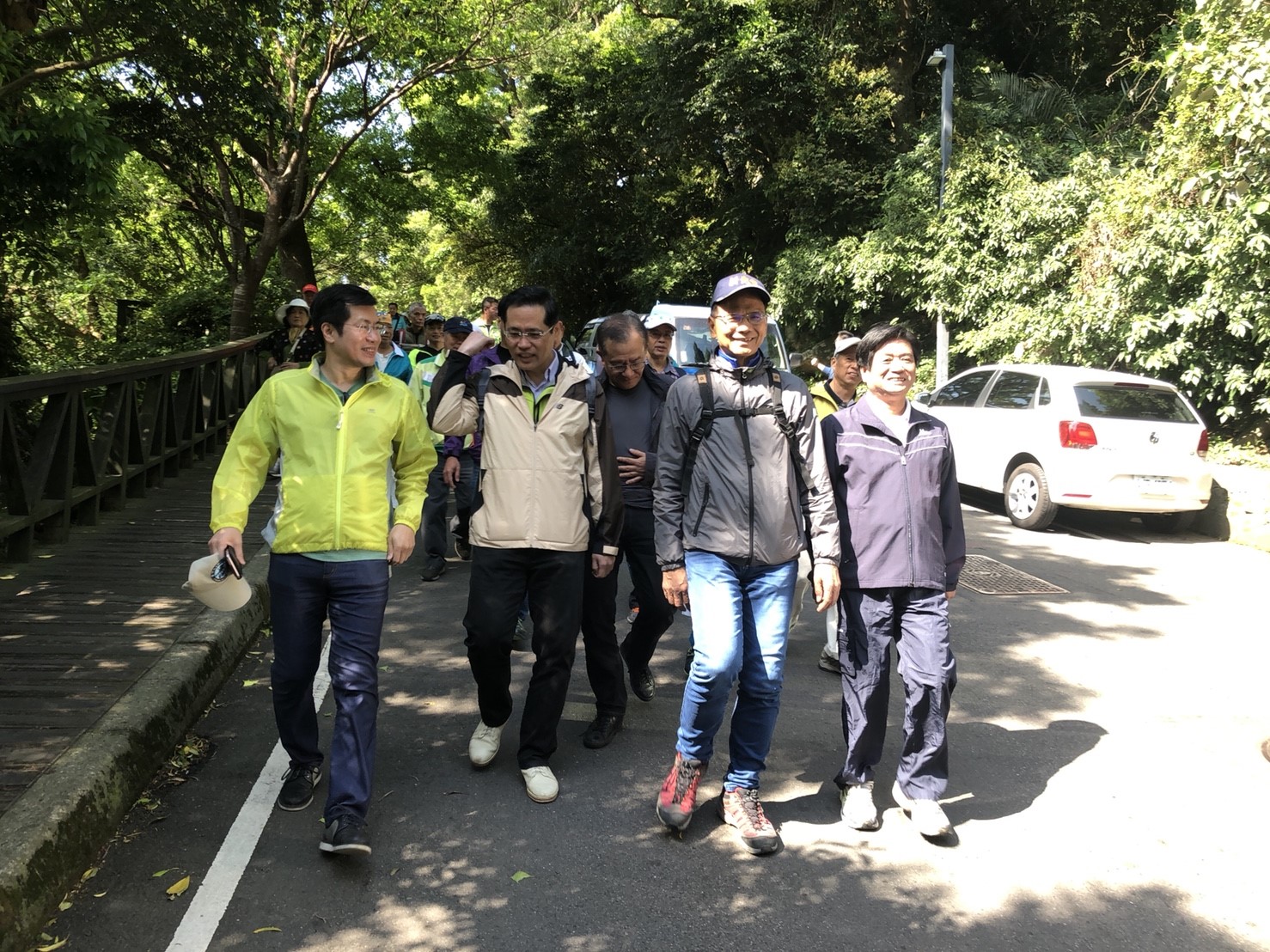 黨內英系立委羅致政與江永昌、正國會立委高志鵬與吳琪銘,以及三重、蘆洲立委林淑芬,上午也按原定計畫邀請游錫堃一起登觀音山。游錫堃上午一到現場,支持者群湧而上,鼓掌加油聲浪不斷。 圖:游錫堃辦公室提供 黨內英系立委羅致政與江永昌、正國會立委高志鵬與吳琪銘,以及三重、蘆洲立委林淑芬,上午也按原定計畫邀請游錫堃一起登觀音山。游錫堃上午一到現場,支持者群湧而上,鼓掌加油聲浪不斷。 圖:游錫堃辦公室提供