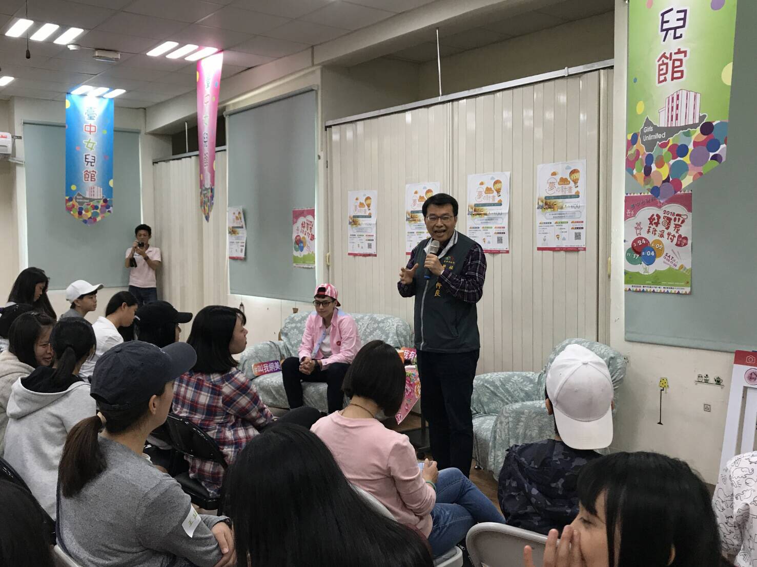 「性別思沙龍」活動今(8)日舉辦,主題為「女子重力最美力」,邀請滑輪女子競速溜冰選手楊合貞、跆拳道品勢項目選手林侃諭,以及女籃隊選手王維琳3位在去年世大運備受矚目的女性運動員經驗分享。 圖:台中市/提供 「性別思沙龍」活動今(8)日舉辦,主題為「女子重力最美力」,邀請滑輪女子競速溜冰選手楊合貞、跆拳道品勢項目選手林侃諭,以及女籃隊選手王維琳3位在去年世大運備受矚目的女性運動員經驗分享。 圖:台中市/提供