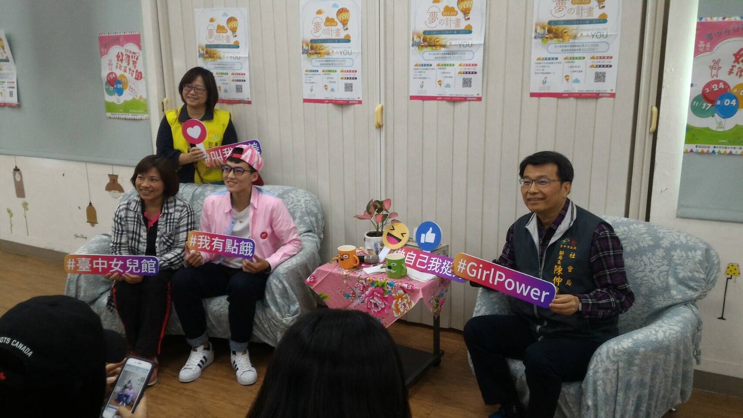 「性別思沙龍」活動今(8)日舉辦,主題為「女子重力最美力」,邀請滑輪女子競速溜冰選手楊合貞、跆拳道品勢項目選手林侃諭,以及女籃隊選手王維琳3位在去年世大運備受矚目的女性運動員經驗分享。 圖:台中市/提供 「性別思沙龍」活動今(8)日舉辦,主題為「女子重力最美力」,邀請滑輪女子競速溜冰選手楊合貞、跆拳道品勢項目選手林侃諭,以及女籃隊選手王維琳3位在去年世大運備受矚目的女性運動員經驗分享。 圖:台中市/提供
