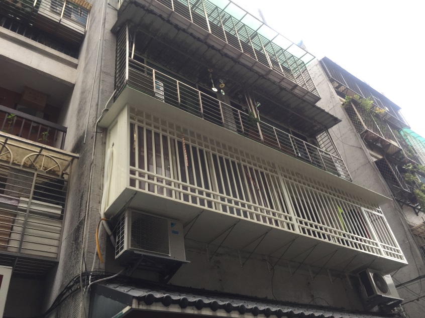 住宅區吊掛光碟片可防止野鴿停靠。 圖:新北市動保處提供 住宅區吊掛光碟片可防止野鴿停靠。 圖:新北市動保處提供