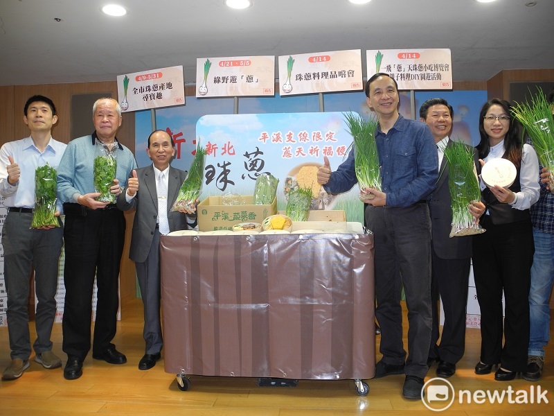 朱立倫與平溪農會、地方人士推薦蔥天祈福便當及珠蔥美食。 朱立倫與平溪農會、地方人士推薦蔥天祈福便當及珠蔥美食。