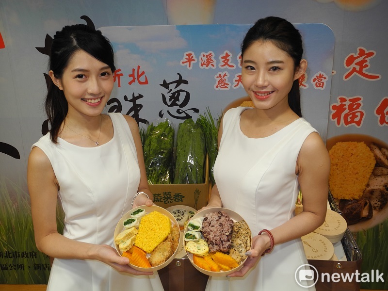 朱立倫與平溪農會、地方人士推薦蔥天祈福便當及珠蔥美食。 朱立倫與平溪農會、地方人士推薦蔥天祈福便當及珠蔥美食。