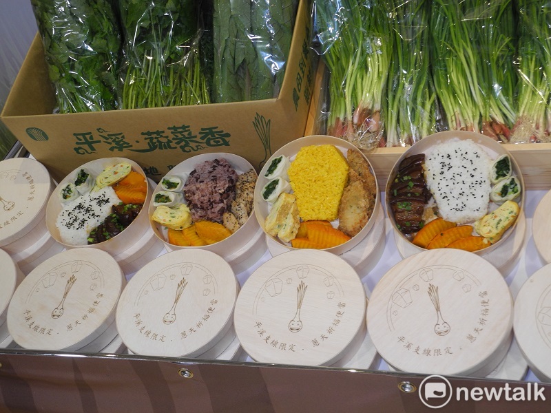 朱立倫與平溪農會、地方人士推薦蔥天祈福便當及珠蔥美食。 朱立倫與平溪農會、地方人士推薦蔥天祈福便當及珠蔥美食。