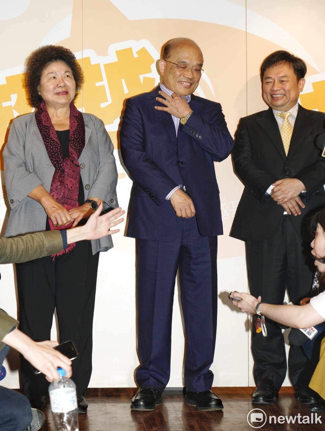 高雄市市長陳菊今拜會前姓政院長蘇貞昌,勸進蘇接受黨徵召參選新北市市長。 高雄市市長陳菊今拜會前姓政院長蘇貞昌,勸進蘇接受黨徵召參選新北市市長。