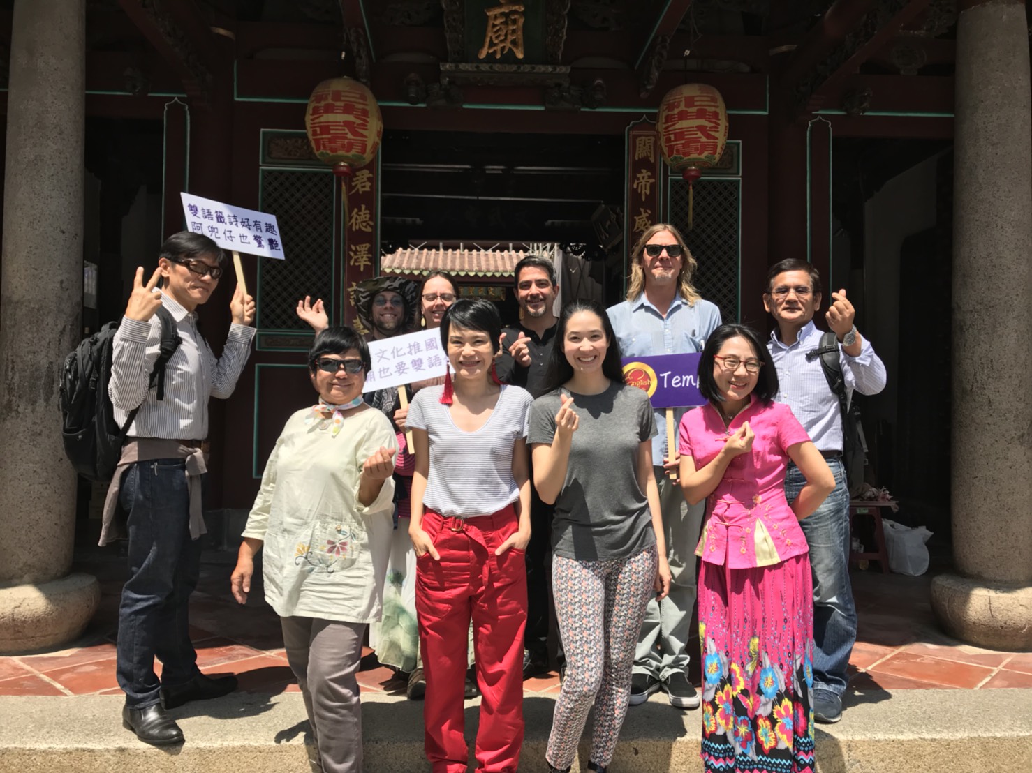 今年(107)更邀請外籍專業人士,以外國人的角度撰寫導覽解說內容,提升寺廟雙語服務,讓台南寺廟文化之美推向給全世界人認識。 圖:台南市政府提供 今年(107)更邀請外籍專業人士,以外國人的角度撰寫導覽解說內容,提升寺廟雙語服務,讓台南寺廟文化之美推向給全世界人認識。 圖:台南市政府提供