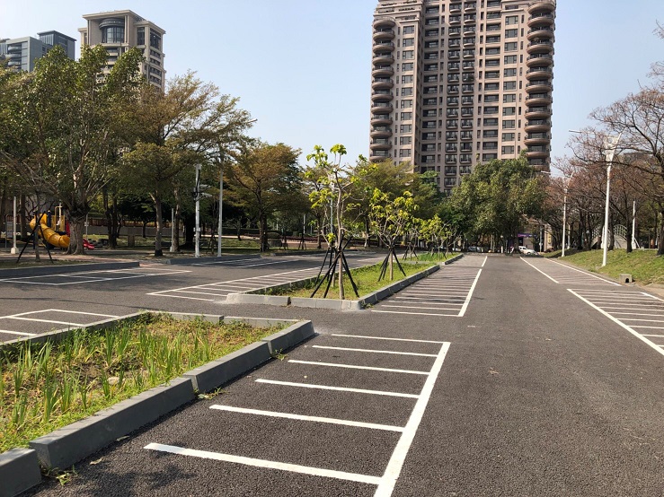 台中市打造首座公園內「雨水花園」停車場,位在文心森林公園北側的機車停車場,為了改善透水及排水不佳問題。 台中市打造首座公園內「雨水花園」停車場,位在文心森林公園北側的機車停車場,為了改善透水及排水不佳問題。