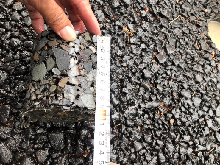 這座「雨水花園」停車場採多孔隙透水瀝青加強排水,增加其停車場鋪面排水功能。 圖:台中市政府提供 這座「雨水花園」停車場採多孔隙透水瀝青加強排水,增加其停車場鋪面排水功能。 圖:台中市政府提供
