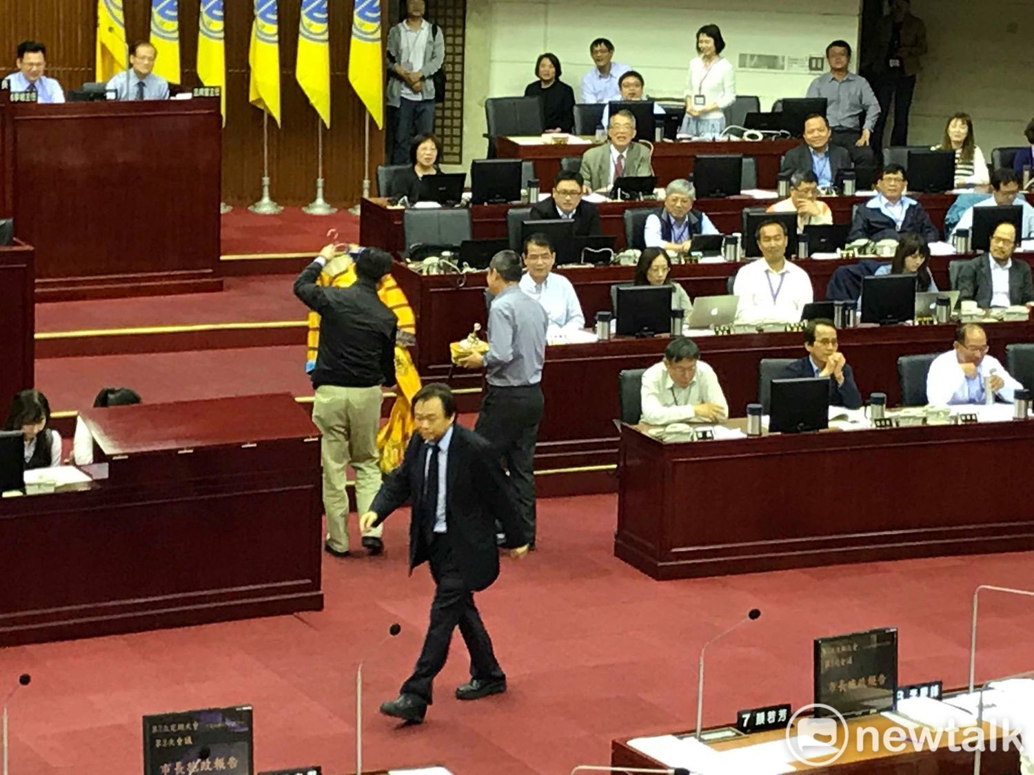 王世堅贈送龍袍給柯文哲。 圖 : 周煊惠 / 攝 王世堅贈送龍袍給柯文哲。 圖 : 周煊惠 / 攝
