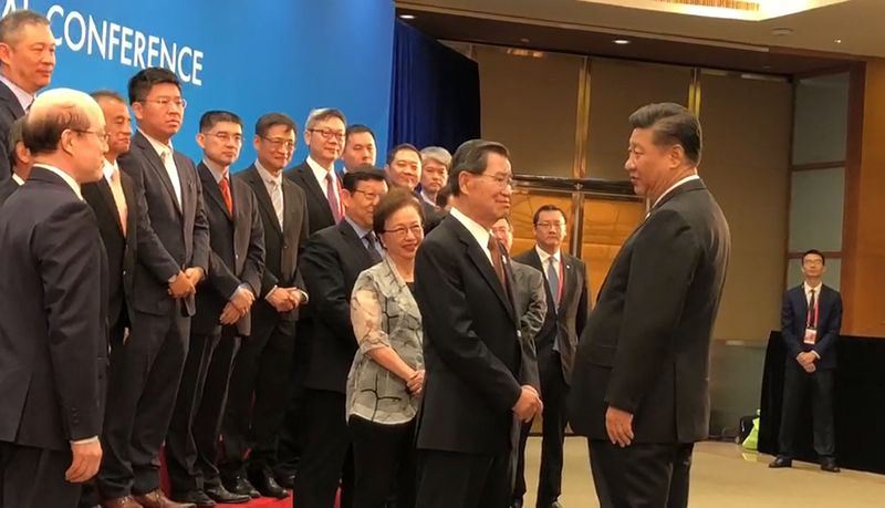 中國國家主席習近平(前排右)10日上午於博鰲論壇開幕式前接見來自台灣的企業家代表團,並與率團前往的前副總統、兩岸共同市場基金會榮譽董事長蕭萬長(前排中)寒暄。大陸國台辦主任劉結一(前排左)陪同會見。 中國國家主席習近平(前排右)10日上午於博鰲論壇開幕式前接見來自台灣的企業家代表團,並與率團前往的前副總統、兩岸共同市場基金會榮譽董事長蕭萬長(前排中)寒暄。大陸國台辦主任劉結一(前排左)陪同會見。