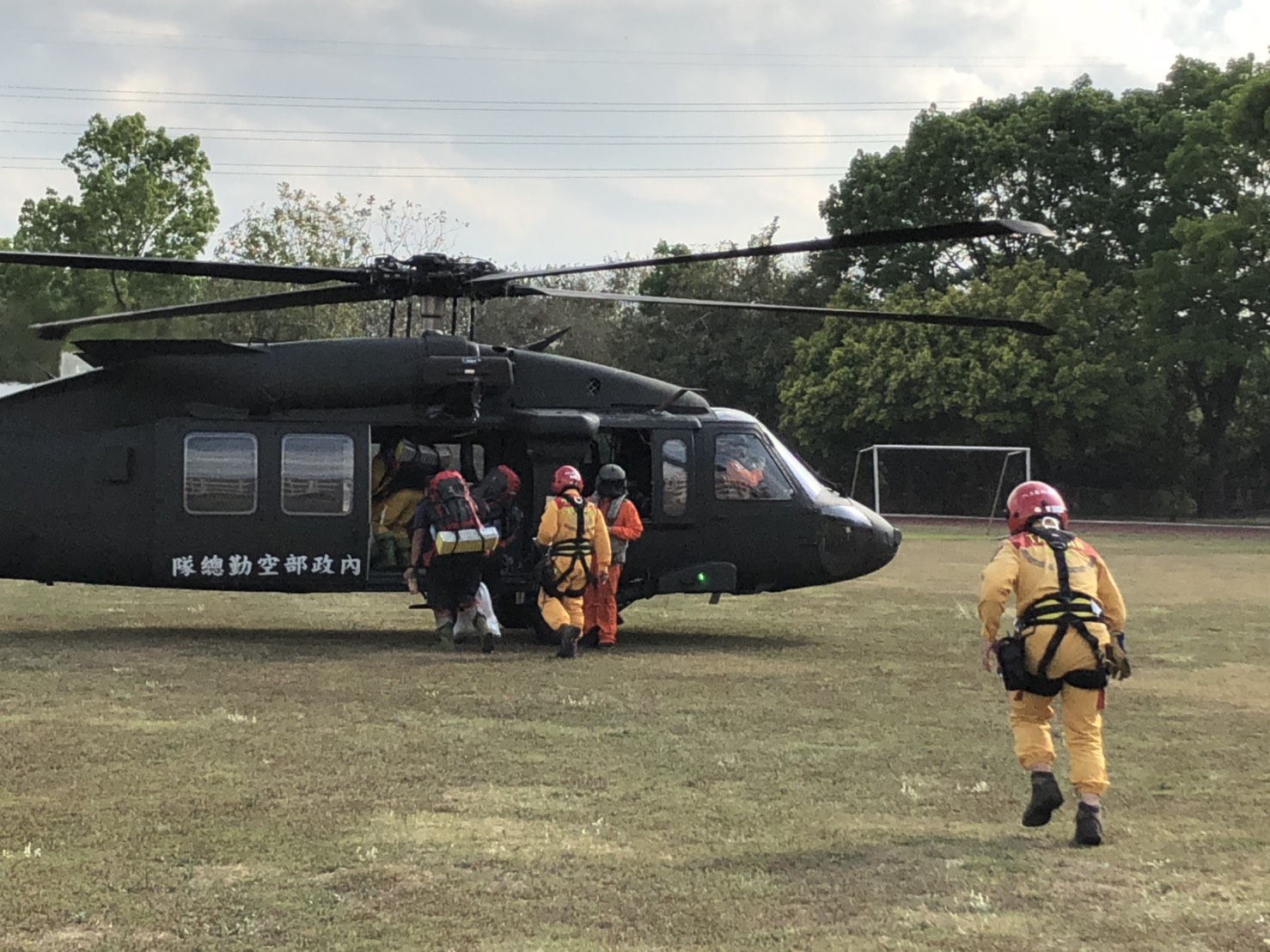 桃源分隊小隊長謝正忠等共計4人,搭乘空勤總隊編號NA-707直昇機前往搜索。 桃源分隊小隊長謝正忠等共計4人,搭乘空勤總隊編號NA-707直昇機前往搜索。