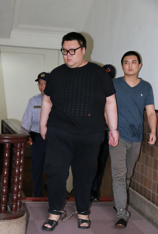 台灣高等法院10日開庭審理「W飯店女子命案」,被告朱家龍(右2)、洪聖晏(右)出庭。 圖:中央社 台灣高等法院10日開庭審理「W飯店女子命案」,被告朱家龍(右2)、洪聖晏(右)出庭。 圖:中央社