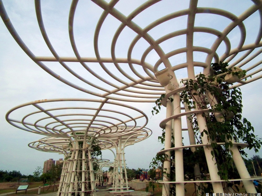 今(11)日位於高雄市楠梓區的高雄都會公園慶祝成立22週年,將舉辦週年慶系列活動,結合海陸限定活動推出健走及舉辦具環境教育意涵的活動,適合全家大小來場簡單樂活之旅! 今(11)日位於高雄市楠梓區的高雄都會公園慶祝成立22週年,將舉辦週年慶系列活動,結合海陸限定活動推出健走及舉辦具環境教育意涵的活動,適合全家大小來場簡單樂活之旅!