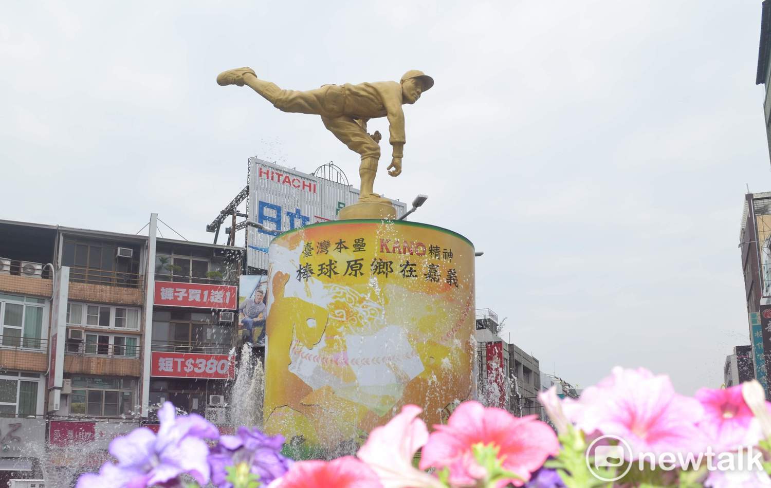 嘉義市噴水圓環中央樹立KANO投手吳明捷銅像,是洪孟楷擔任文化局長時的政績。 圖:蔡坤龍/攝 嘉義市噴水圓環中央樹立KANO投手吳明捷銅像,是洪孟楷擔任文化局長時的政績。 圖:蔡坤龍/攝