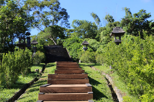 玉里社現為花蓮縣內保存最完整的神社遺跡,從步道入口處沿石階梯一路往上走,這是「參道」,終點為玉里神社遺跡,沿途石燈籠及主殿基座等仍保存著。 圖:中央社 玉里社現為花蓮縣內保存最完整的神社遺跡,從步道入口處沿石階梯一路往上走,這是「參道」,終點為玉里神社遺跡,沿途石燈籠及主殿基座等仍保存著。 圖:中央社