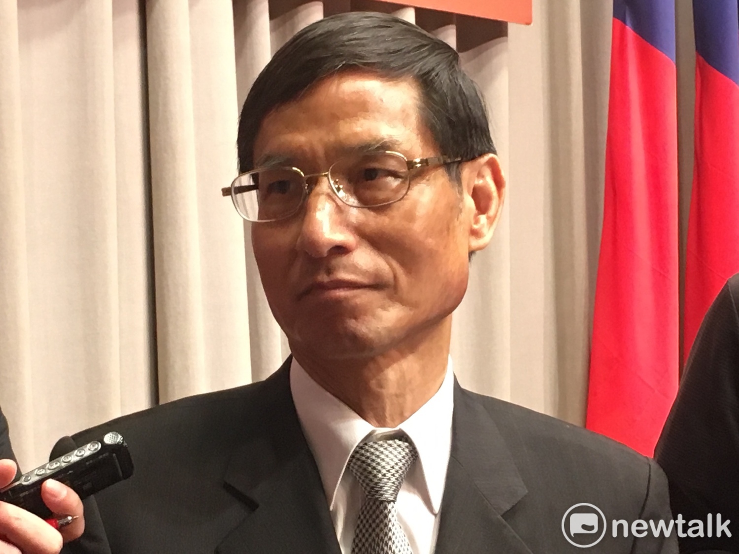 行政院今(12)日在院會通過軍人年改草案,政委林萬億表示,新制通過後,目前約51.69%領月退俸的軍人不受新制影響,包含原本退休俸率在55%之下、以及月退俸在38990元以下的多數士官。 行政院今(12)日在院會通過軍人年改草案,政委林萬億表示,新制通過後,目前約51.69%領月退俸的軍人不受新制影響,包含原本退休俸率在55%之下、以及月退俸在38990元以下的多數士官。