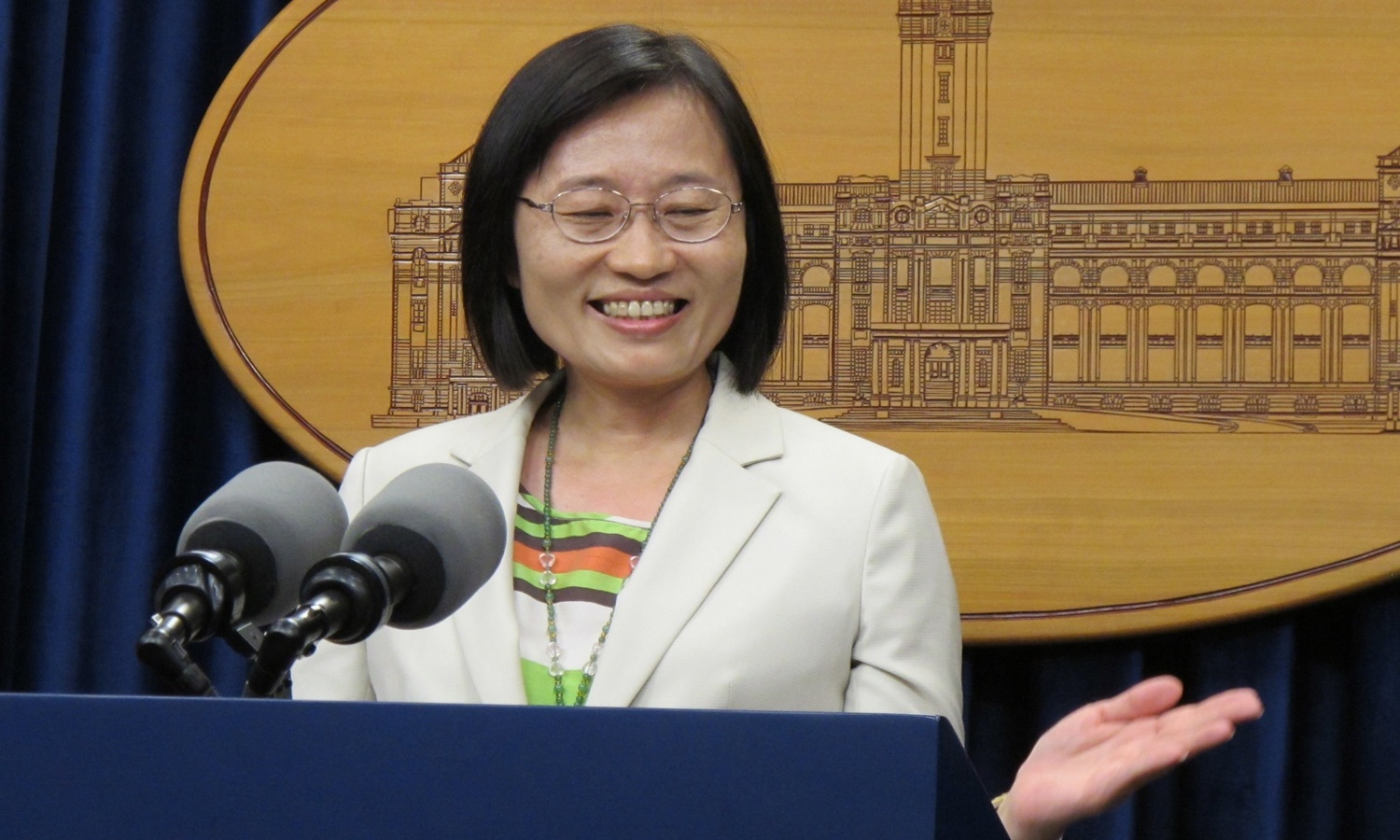 總統府發言人張文蘭12日說明總統蔡英文出訪史瓦濟蘭的贈品。 圖:林朝億/攝 總統府發言人張文蘭12日說明總統蔡英文出訪史瓦濟蘭的贈品。 圖:林朝億/攝