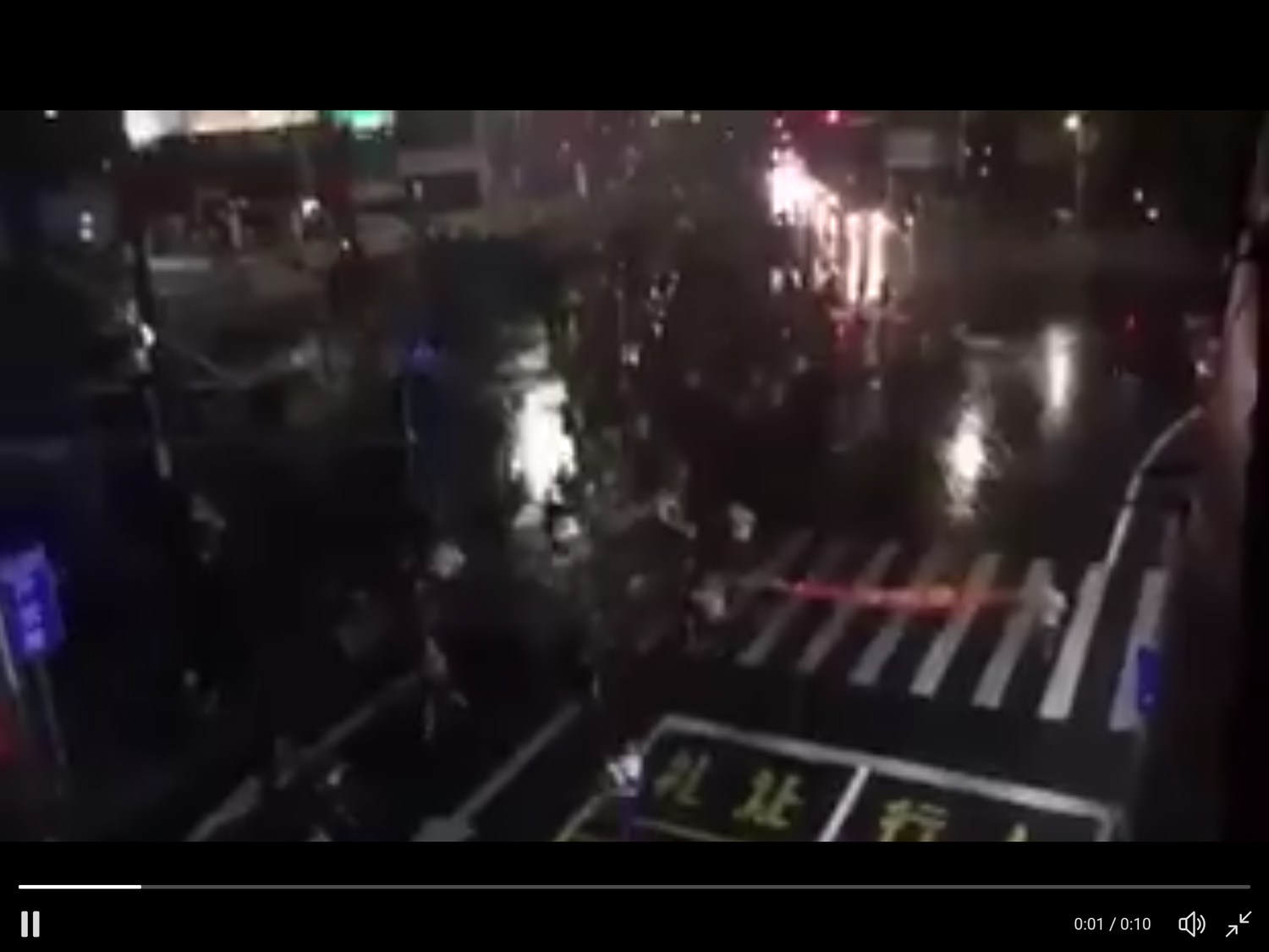 根據影片內容,共有超過百輛車聚集在位於北京西城區的國家廣播電視總局前鳴笛。
圖:翻攝自吳玉仁Twitter 根據影片內容,共有超過百輛車聚集在位於北京西城區的國家廣播電視總局前鳴笛。
圖:翻攝自吳玉仁Twitter