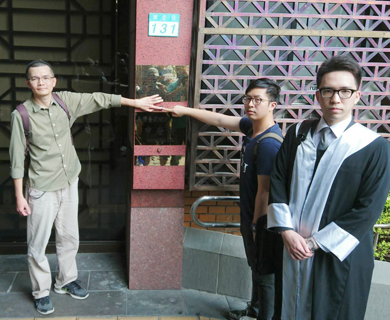 由多名台大師生等組成的台灣大學自主行動聯盟,因不滿教育部至今仍未核定台大校長當選人管中閔人事案,12日在台北地檢署前召開記者會表達立場,並按鈴控告教育部長潘文忠等人。 由多名台大師生等組成的台灣大學自主行動聯盟,因不滿教育部至今仍未核定台大校長當選人管中閔人事案,12日在台北地檢署前召開記者會表達立場,並按鈴控告教育部長潘文忠等人。