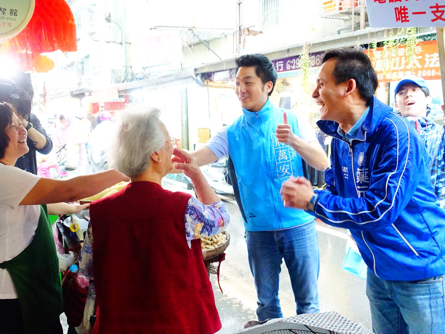 為爭取新北市議員提名,前新北市府副發言人葉元之,12日邀請國民黨立委蔣萬安跨區到新北陪同拜票。 為爭取新北市議員提名,前新北市府副發言人葉元之,12日邀請國民黨立委蔣萬安跨區到新北陪同拜票。