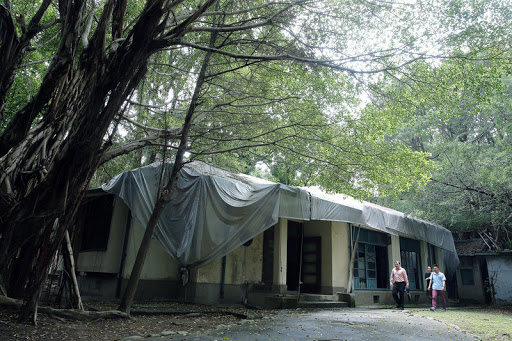 位在台北市中正區的市定歷史建築「海軍將官官舍」建於日據末期,曾住過蔣謙、馬紀壯、黎玉璽等多位將軍,台北市文化局12日邀集文資委員會勘「蔣謙將軍官舍」,了解管理維護情形。 圖:中央社 位在台北市中正區的市定歷史建築「海軍將官官舍」建於日據末期,曾住過蔣謙、馬紀壯、黎玉璽等多位將軍,台北市文化局12日邀集文資委員會勘「蔣謙將軍官舍」,了解管理維護情形。 圖:中央社