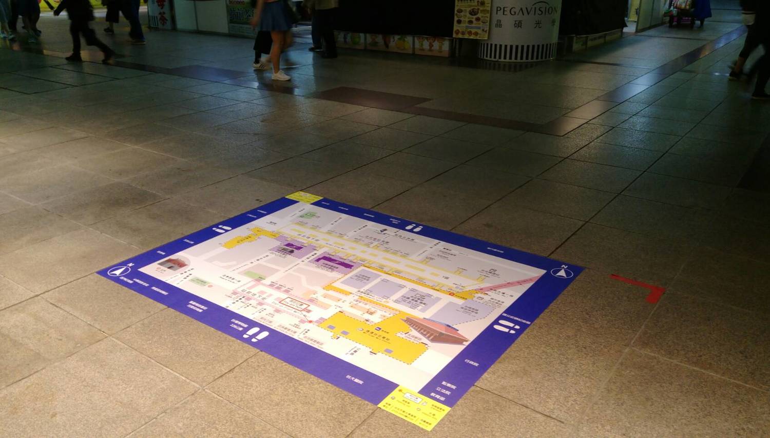 地貼式地圖主要指引行人如何到達目的地。 地貼式地圖主要指引行人如何到達目的地。