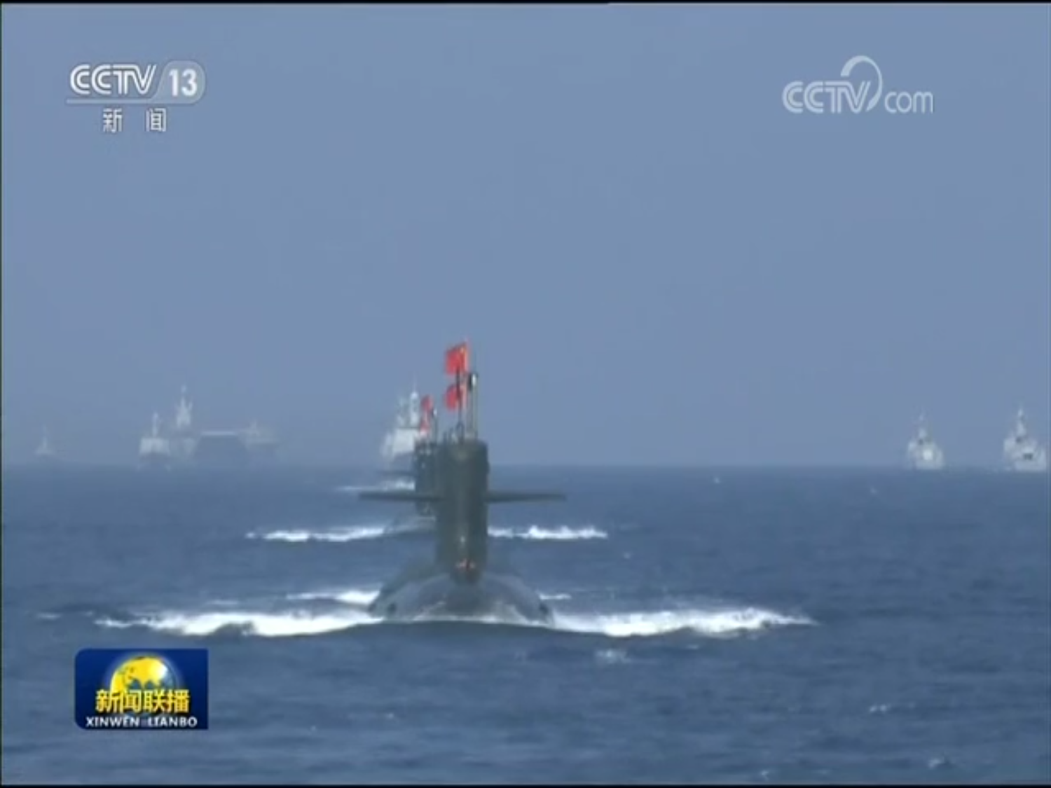 解放軍軍事科學院研究員姜春良少將稱,閱兵地點自黃海改為南海,一是體現了南海戰略地位重要性和中國對其的重視;二是在南海展示國家主權和領土完整的決心,向喜歡在南海「惹事者」的國家傳遞中方的態度和信心。 圖:翻攝自央視畫面 解放軍軍事科學院研究員姜春良少將稱,閱兵地點自黃海改為南海,一是體現了南海戰略地位重要性和中國對其的重視;二是在南海展示國家主權和領土完整的決心,向喜歡在南海「惹事者」的國家傳遞中方的態度和信心。 圖:翻攝自央視畫面