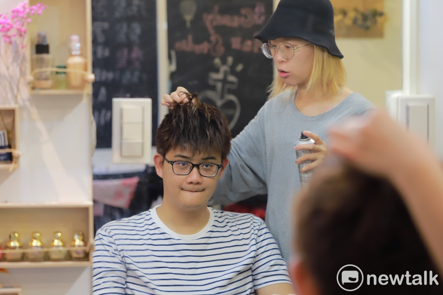 tom60229學習如何打理自己的髮型。 圖:蔡幸秀/攝 tom60229學習如何打理自己的髮型。 圖:蔡幸秀/攝
