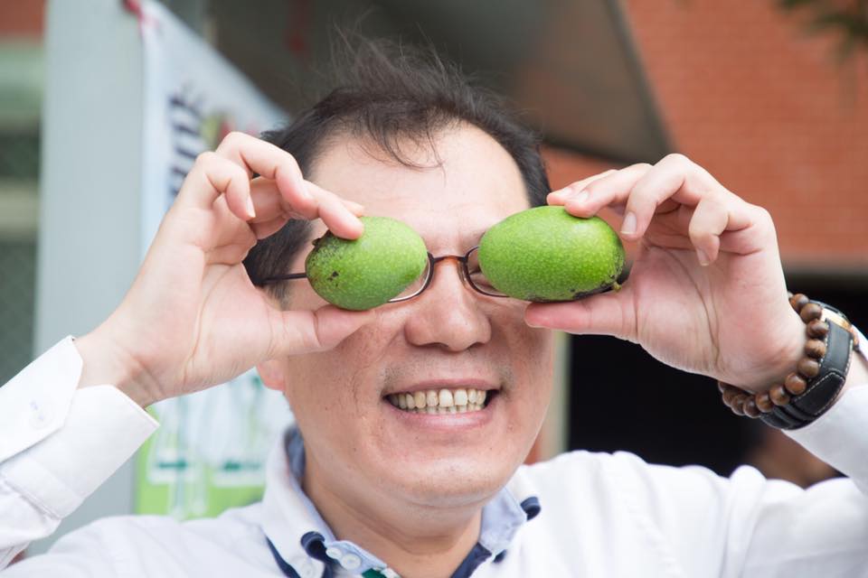 嘉義縣鹿草鄉以種植農作物為主,尤其以西瓜培育技術聞名全國!鹿草鄉公所今 (13) 日表示,「107年度農特產文化產業暨採芒趣活動」將在本 (4) 月22日登場,除了可以體驗「西瓜嫁接DIY」,還有可口的「西瓜試吃嚐鮮」,更有「採芒果」及變裝大賽! 嘉義縣鹿草鄉以種植農作物為主,尤其以西瓜培育技術聞名全國!鹿草鄉公所今 (13) 日表示,「107年度農特產文化產業暨採芒趣活動」將在本 (4) 月22日登場,除了可以體驗「西瓜嫁接DIY」,還有可口的「西瓜試吃嚐鮮」,更有「採芒果」及變裝大賽!