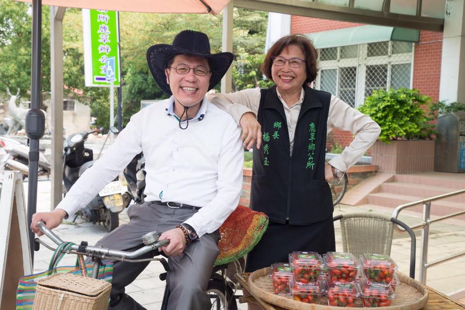 嘉義縣鹿草鄉以種植農作物為主,尤其以西瓜培育技術聞名全國!鹿草鄉公所今 (13) 日表示,「107年度農特產文化產業暨採芒趣活動」將在本 (4) 月22日登場,除了可以體驗「西瓜嫁接DIY」,還有可口的「西瓜試吃嚐鮮」,更有「採芒果」及變裝大賽! 嘉義縣鹿草鄉以種植農作物為主,尤其以西瓜培育技術聞名全國!鹿草鄉公所今 (13) 日表示,「107年度農特產文化產業暨採芒趣活動」將在本 (4) 月22日登場,除了可以體驗「西瓜嫁接DIY」,還有可口的「西瓜試吃嚐鮮」,更有「採芒果」及變裝大賽!