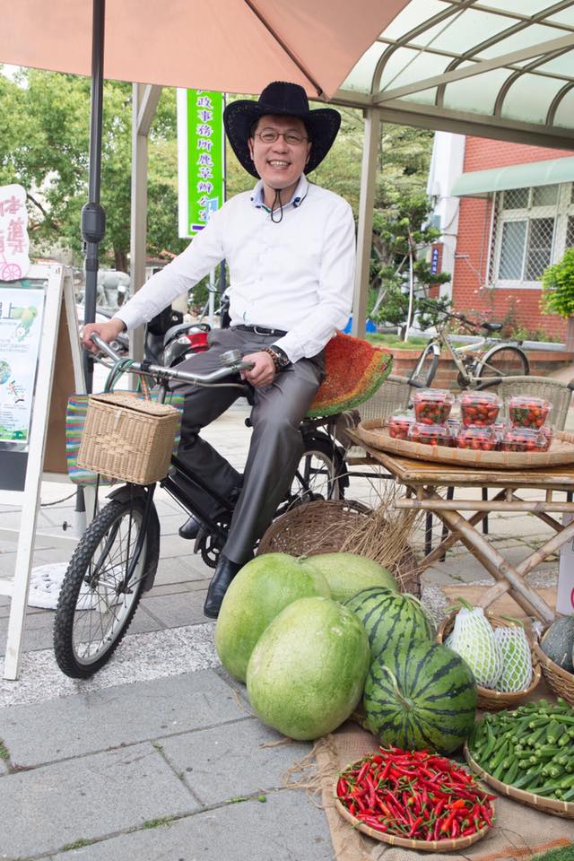 嘉義縣鹿草鄉以種植農作物為主,尤其以西瓜培育技術聞名全國!鹿草鄉公所今 (13) 日表示,「107年度農特產文化產業暨採芒趣活動」將在本 (4) 月22日登場,除了可以體驗「西瓜嫁接DIY」,還有可口的「西瓜試吃嚐鮮」,更有「採芒果」及變裝大賽! 嘉義縣鹿草鄉以種植農作物為主,尤其以西瓜培育技術聞名全國!鹿草鄉公所今 (13) 日表示,「107年度農特產文化產業暨採芒趣活動」將在本 (4) 月22日登場,除了可以體驗「西瓜嫁接DIY」,還有可口的「西瓜試吃嚐鮮」,更有「採芒果」及變裝大賽!