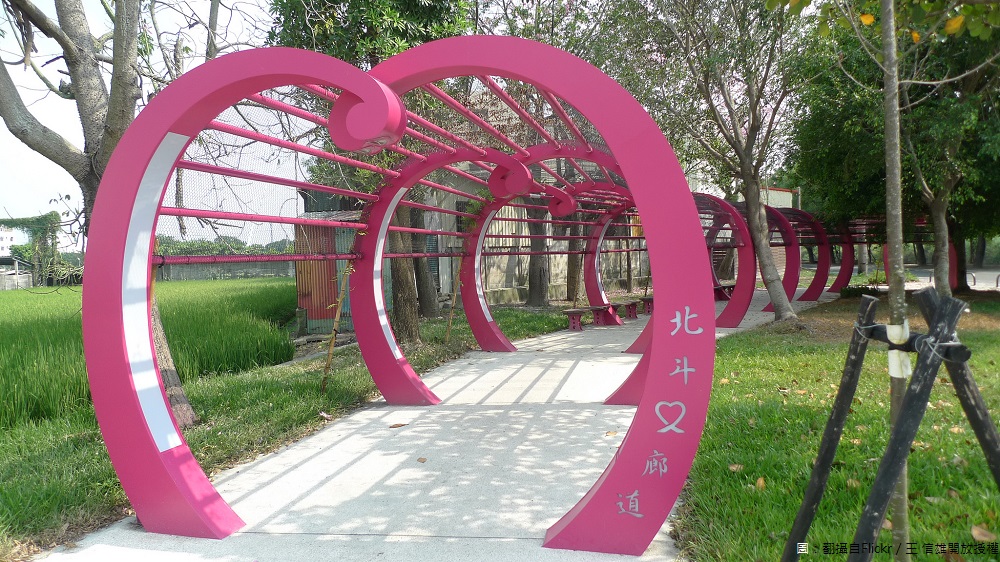大甲媽祖已展開9天8夜的遶境進香活動,沿途有著許多嘉南田園的農村風情外,還可以跟著媽祖的腳步,搜尋沿線鄉鎮的文青小旅行觀光。 大甲媽祖已展開9天8夜的遶境進香活動,沿途有著許多嘉南田園的農村風情外,還可以跟著媽祖的腳步,搜尋沿線鄉鎮的文青小旅行觀光。