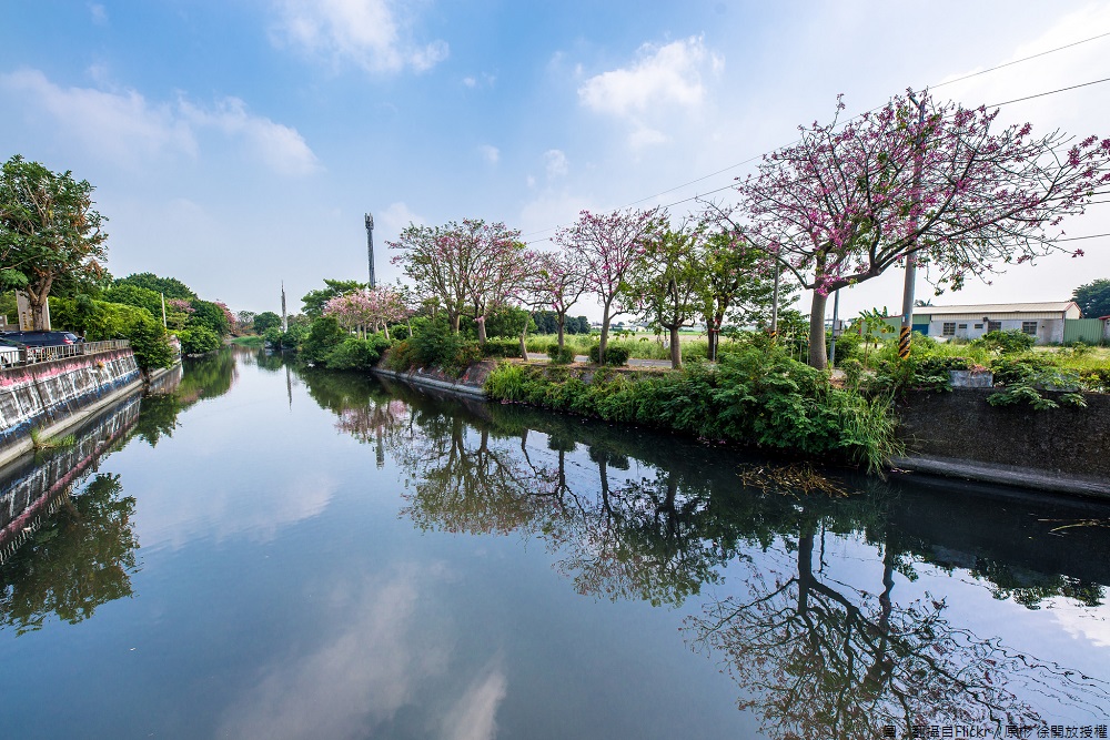 大甲媽祖已展開9天8夜的遶境進香活動,沿途有著許多嘉南田園的農村風情外,還可以跟著媽祖的腳步,搜尋沿線鄉鎮的文青小旅行觀光。 大甲媽祖已展開9天8夜的遶境進香活動,沿途有著許多嘉南田園的農村風情外,還可以跟著媽祖的腳步,搜尋沿線鄉鎮的文青小旅行觀光。