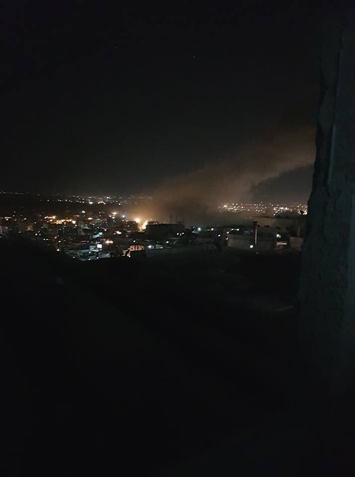 美英法聯軍發動空襲,大馬士革轟炸聲連連,就連夜空都染紅。 美英法聯軍發動空襲,大馬士革轟炸聲連連,就連夜空都染紅。